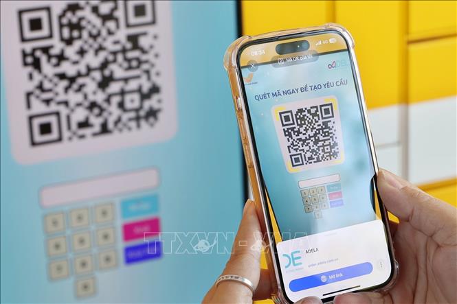 Người dùng có thể quét mã QR Code ở màn hình tủ để tải và sử dụng. Ảnh: Minh Quyết - TTXVN
