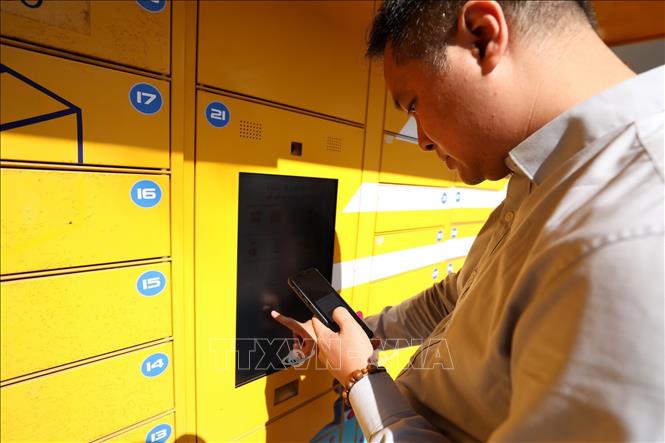 Bưu điện Việt Nam là một trong những doanh nghiệp bưu chính đầu tiên đưa vào vận hành Tủ phát hàng tự động Post Smart như một giải pháp giao nhận hàng hoàn toàn chủ động với nhiều tiện ích. Ảnh: Minh Quyết – TTXVN