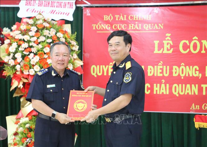 Phó Tổng cục trưởng Nguyễn Văn Thọ (phải) trao quyết định điều động, bổ nhiệm Cục trưởng Cục Hải quan An Giang cho ông Nguyễn Thanh Toàn. Ảnh: Công Mạo-TTXVN