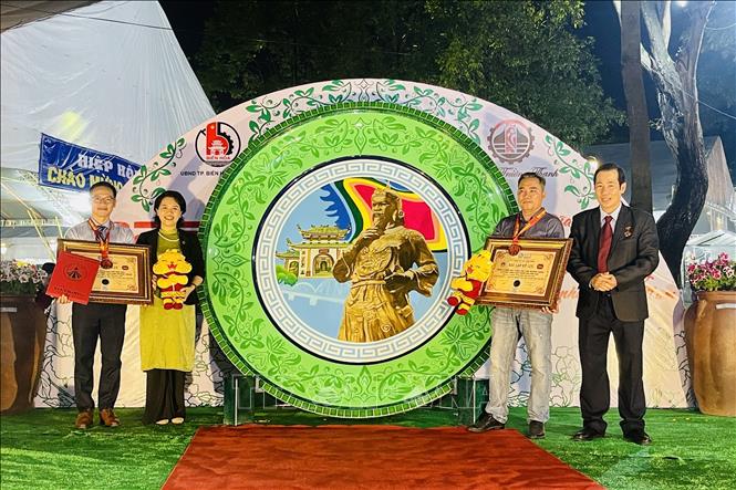 Tổ chức Kỷ lục Việt Nam trao bằng kỷ lục đĩa gốm truyền thống Biên Hoà lớn nhất Việt Nam. Ảnh: Lê Xuân-TTXVN 