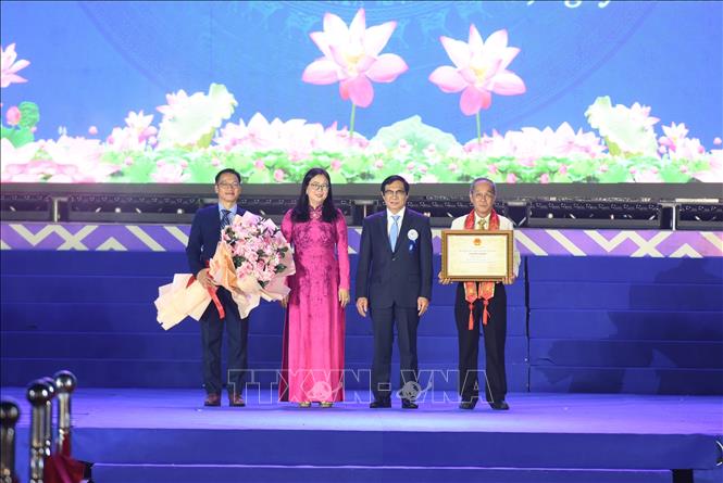 UBND tỉnh Đồng Nai công bố Quyết định của Bộ trưởng Bộ Văn hoá, Thể thao và Du lịch về việc đưa Lễ hội truyền thống Lễ hội Chùa Ông thành phố Biên Hoà vào Danh mục Di sản văn hoá phi vật thể quốc gia. Ảnh: Lê Xuân-TTXVN