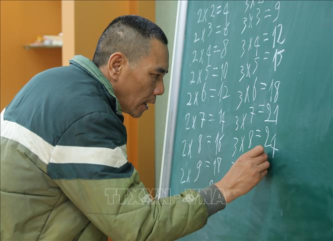 Nạn nhân được xây dựng kế hoạch để phục hồi chức năng, học chữ ngay tại trung tâm. Ảnh: Hoàng Hiếu – TTXVN