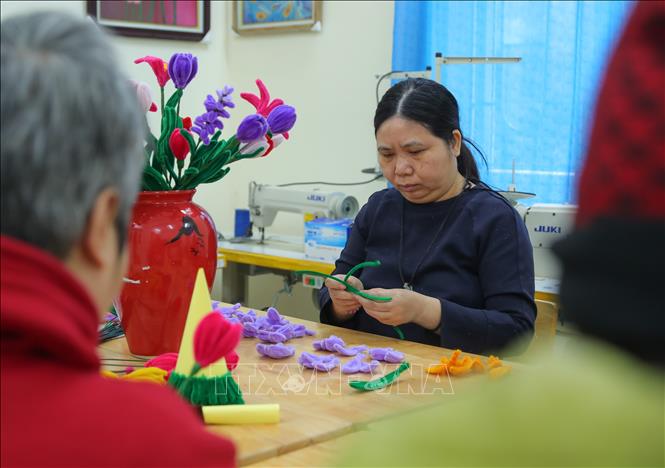 Các nạn nhân được hướng nghiệp, lao động trị liệu tại trung tâm. Ảnh: Hoàng Hiếu - TTXVN