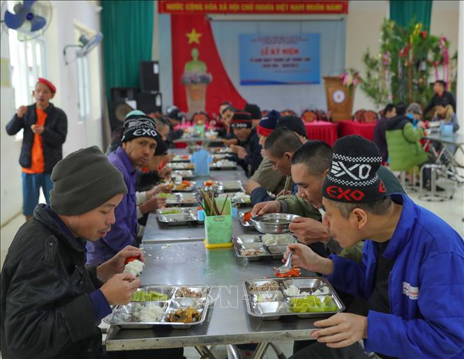 Bữa ăn cho các nạn nhân luôn được chú trọng về vệ sinh, an toàn thực phẩm. Ảnh: Hoàng Hiếu – TTXVN
