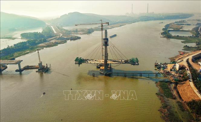 Phần cầu chính gồm 2 nhịp dây văng đã cơ bản hoàn thành. Ảnh: Danh Lam-TTXVN
