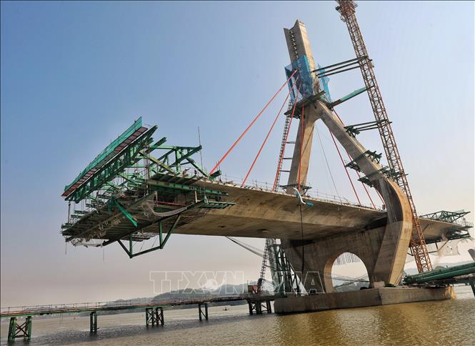 Phần cầu chính gồm 2 nhịp dây văng đã cơ bản hoàn thành. Ảnh: Danh Lam-TTXVN