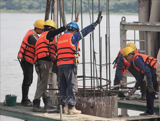 Tập trung đẩy nhanh tiến độ thi công càu Đồng Việt. Ảnh: Danh Lam-TTXVN