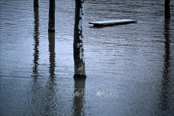 Ngập lụt do nước sông tràn bờ sau mưa lớn ở Frankfurt am Main, miền Tây Đức, ngày 28/12/2023. Ảnh: AFP/TTXVN