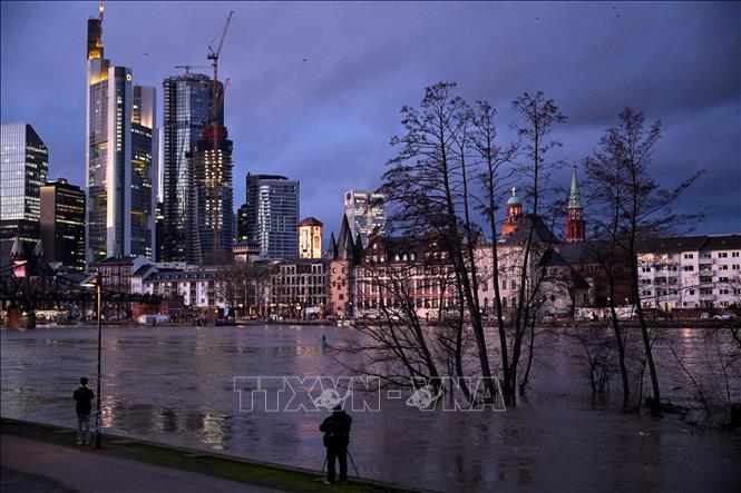 Nước sông Main ở Frankfurt am Main, miền Tây Đức tràn bờ sau mưa lớn, ngày 28/12/2023. Ảnh: AFP/TTXVN