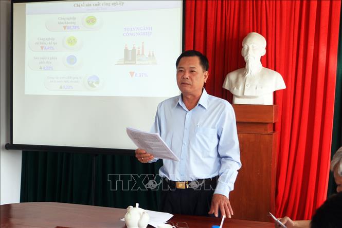 Cục trưởng Cục Thống kê tỉnh Vĩnh Long Hà Văn Ban phát biểu tại buổi họp báo. Ảnh: Phạm Minh Tuấn-TTXVN.