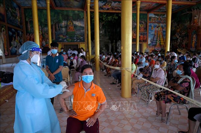 (Tư liệu) Nhân viên y tế tiêm vaccine phòng COVID-19 cho người dân tại Kandal, Campuchia. Ảnh: AFP/TTXVN
