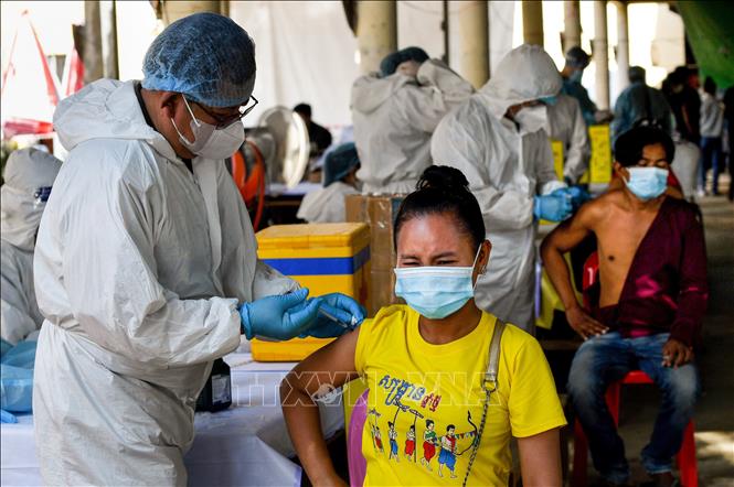 (Tư liệu) Nhân viên y tế tiêm vaccine phòng COVID-19 cho người dân tại Phnom Penh, Campuchia. Ảnh: AFP/TTXVN