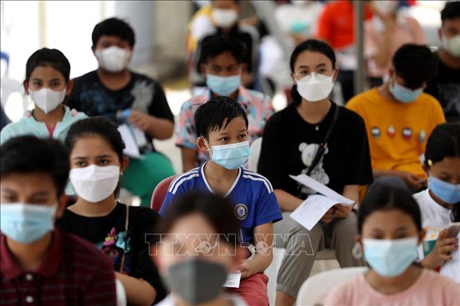 (Tư liệu) Người dân xếp hàng chờ tiêm vaccine phòng COVID-19 tại Phnom Penh, Campuchia. Ảnh: AFP/TTXVN