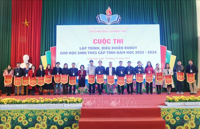 Ban tổ chức trao cờ cho các đội thi. Ảnh: Anh Tuấn – TTXVN