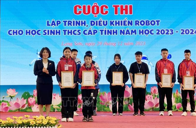 Các đội nhận giải tại Cuộc thi Rô bốt thật. Ảnh: Anh Tuấn – TTXVN