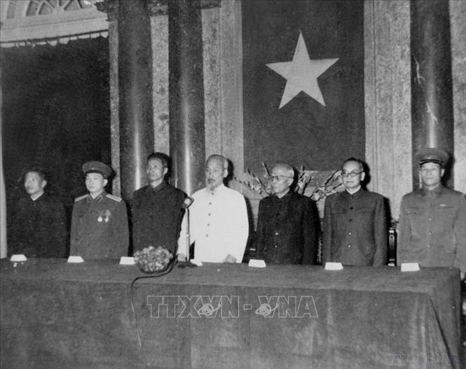 Đồng chí Nguyễn Chí Thanh (ngoài cùng, bên phải) tại Lễ phong quân hàm cho các cán bộ cao cấp Quân đội (năm 1958). Ảnh: Tư liệu TTXVN