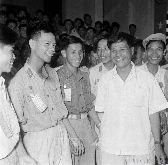 Đồng chí Nguyễn Chí Thanh, ủy viên Bộ Chính trị, gặp và nói chuyện với các đại biểu trong giờ nghỉ tại Đại hội liên hoan chiến sĩ  thi đua toàn quân (năm 1960). Ảnh: Đoàn Tý-TTXVN