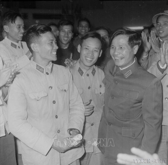 Đại tướng Nguyễn Chí Thanh, Ủy viên Bộ Chính trị, trò chuyện thân mật với các đại biểu dự Đại hội Đoàn thanh niên Lao động toàn quân lần thứ nhất. Ảnh: Đoàn Tý-TTXVN
