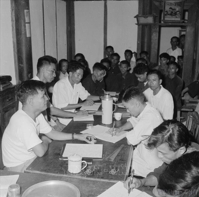 Đồng chí Nguyễn Chí Thanh, Ủy viên Bộ Chính trị thăm và nói chuyện với cán bộ Hợp tác xã Thanh Nam (Nghệ An), ngày 27/8/1961. Ảnh: Vũ Hanh-TTXVN