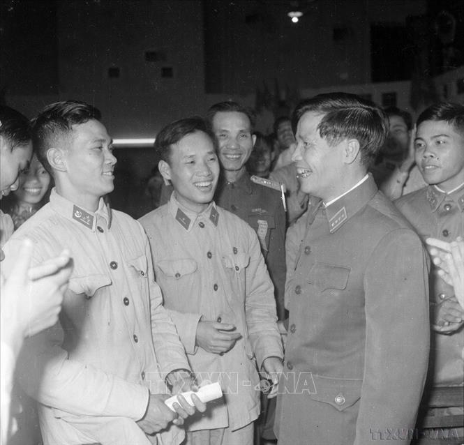 Đại tướng Nguyễn Chí Thanh, Ủy viên Bộ Chính trị, trò chuyện thân mật với các đại biểu dự Đại hội Đoàn thanh niên Lao động toàn quân lần thứ nhất. Ảnh: Đoàn Tý-TTXVN
