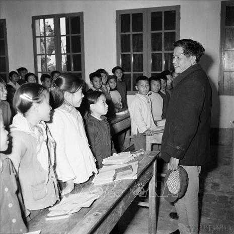 Đồng chí Nguyễn Chí Thanh, Ủy viên Bộ Chính trị, thăm học sinh lớp 5 Trường Bắc Lý (Hà Nam), ngày 18/1/1964. Ảnh: Vũ Tiu-TTXVN