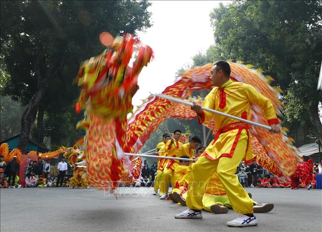 A dragon dance competition within the festival. VNA Photo: Minh Đức 