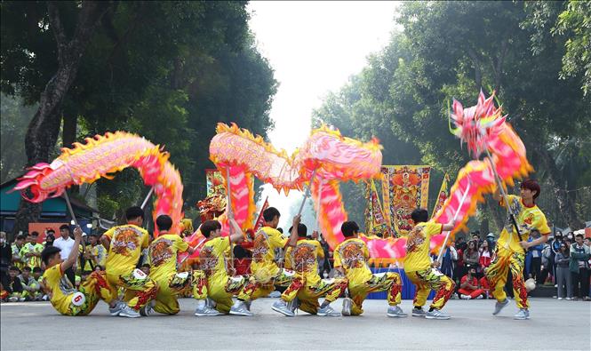 A dragon dance competition within the festival. VNA Photo: Minh Đức 