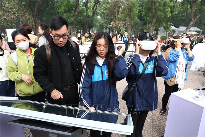 Delegates experience VR360 virtual tour of Hanoi. VNA Photo: Minh Đức 