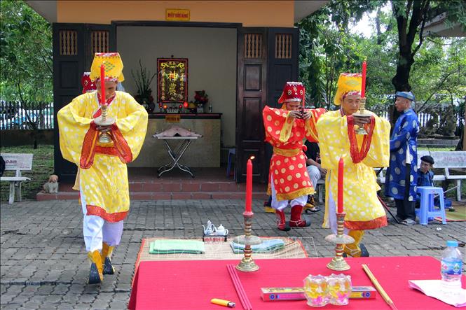 Tiến hành nghi thức cúng Thần Nông. Ảnh: Trung Kiên - TTXVN