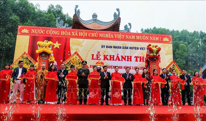 Các đại biểu thực hiện nghi thức cắt băng khánh thành. Ảnh: Danh Lam-TTXVN
