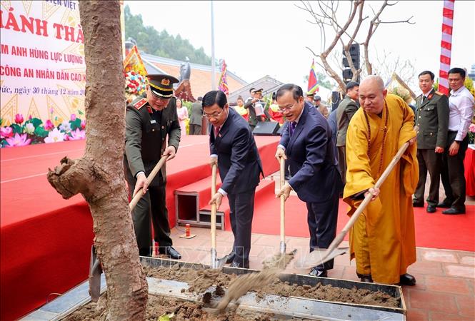 Các đại biểu trồng cây lưu niệm. Ảnh: Danh Lam-TTXVN