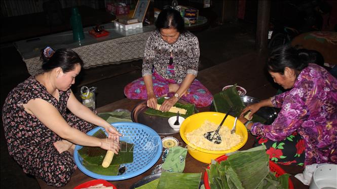 Trong ảnh: Công đoạn làm nhân bánh Tét thường được thực hiện từ 1 - 2 ngày trước khi gói bánh. Ảnh: Nguyễn Hằng - TTXVN