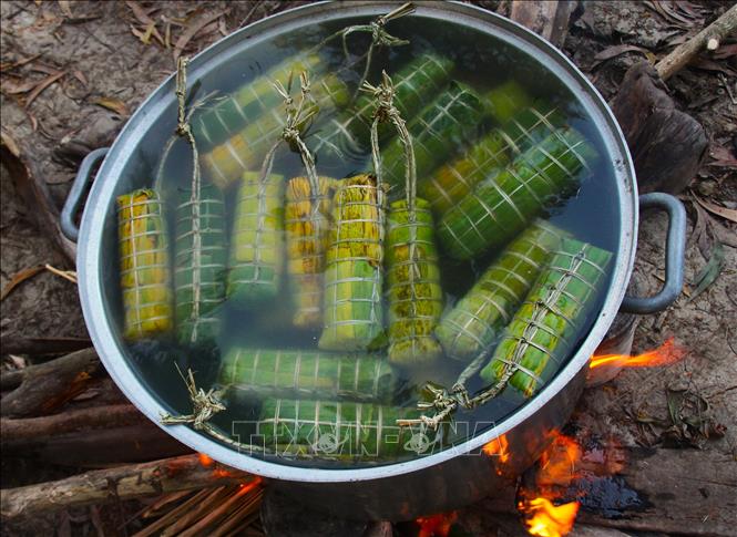 Trong ảnh: Bánh được nấu liên tục từ 6-8 giờ với lửa lớn. Ảnh: Nguyễn Hằng - TTXVN