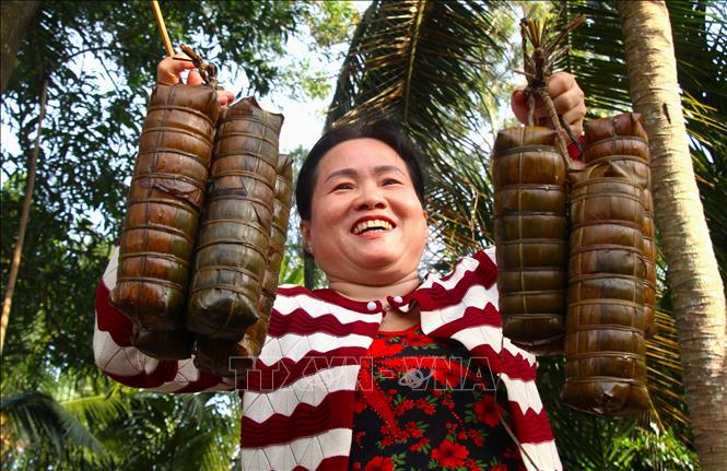 Những đòn bánh Tét thơm ngon sau khi được luộc chín. Ảnh: Nguyễn Hằng - TTXVN