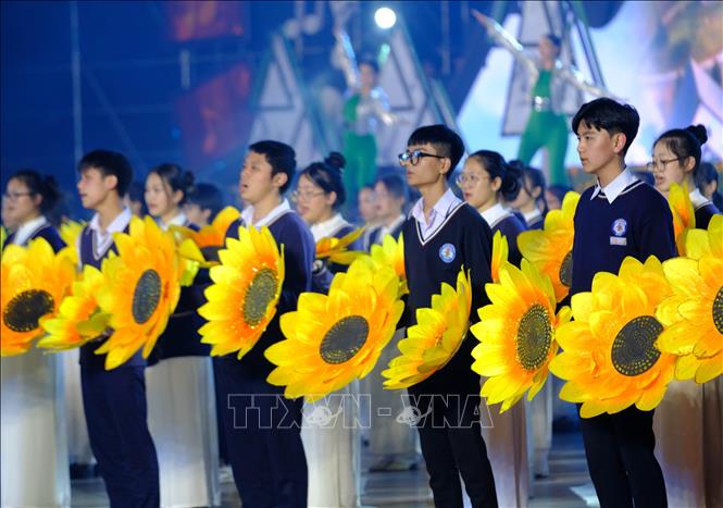 Các nghệ sỹ biểu diễn nghệ thuật chào mừng 130 năm Đà Lạt hình thành và phát triển. Ảnh: Nguyễn Dũng - TTXVN