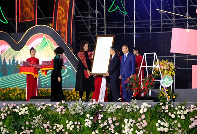 Đại diện của UNESCO tại Việt Nam  trao thư xác nhận thành phố Đà Lạt chính thức gia nhập “Mạng lưới các thành phố sáng tạo của UNESCO trong lĩnh vực âm nhạc” cho lãnh đạo thành phố Đà Lạt. Ảnh: Nguyễn Dũng - TTXVN