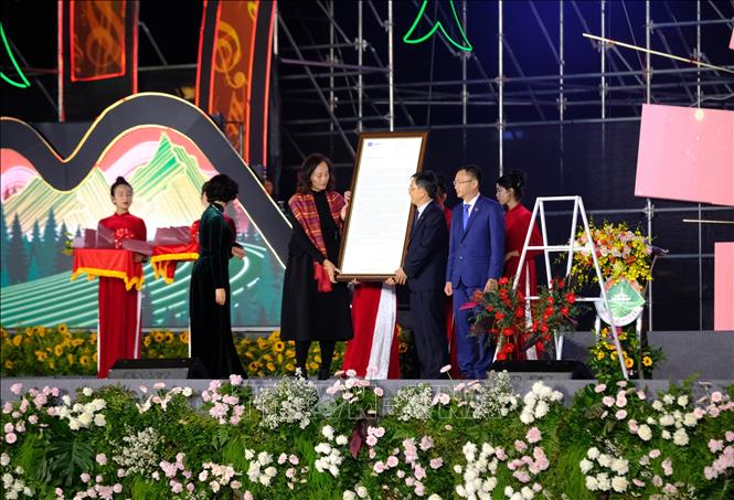 UNESCO representative in Vietnam hands over the organisation's letter of recognition of Da Lat being a member of the UNESCO Creative Cities Network in the field of music. VNA Photo: Nguyễn Dũng