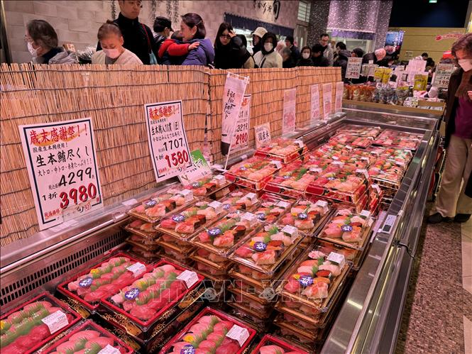 Quầy bán Sushi tại các siêu thị luôn đầy ắp các lựa chọn. Ảnh: Phạm Tuân - PV TTXVN tại Nhật Bản