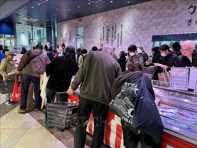 Người dân Nhật Bản bận rộn mua sắm dịp cuối năm. Ảnh: Phạm Tuân - PV TTXVN tại Nhật Bản