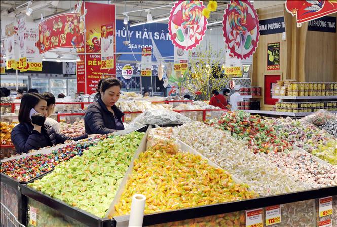 Người dân mua sắm tại Siêu thị Go!, Big C Thăng Long, Hà Nội. Ảnh: Trần Việt - TTXVN