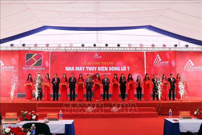Các đại biểu cắt băng khánh thành Nhà máy thủy điện Sông Lô 7. Ảnh: Vũ Quang - TTXVN