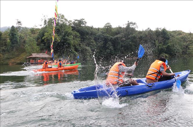 Các vận động viên xuất phát ở nội dung 500 mét. Ảnh: Việt Hoàng - TTXVN