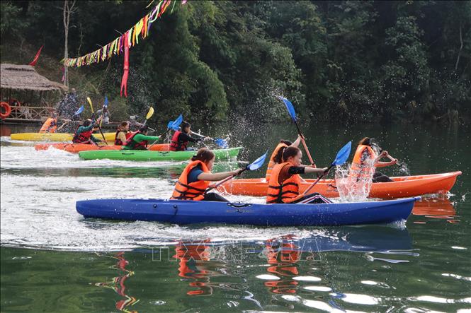 Vận động viên nữ tranh tài tại giải đua. Ảnh: Việt Hoàng - TTXVN