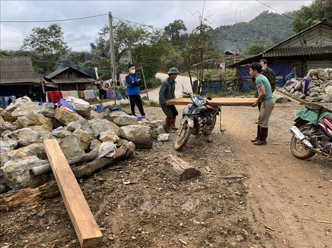 Những khối gỗ được xẻ từ cây gỗ lớn ở rừng phòng hộ xã Phìn Hồ được người dân giúp kiểm lâm thu về bản trước đó. Ảnh: Nhóm phóng viên TTXVN 