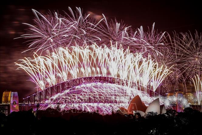 Trình diễn pháo hoa đón Năm Mới tại Cầu cảng Sydney, Australia, ngày 1/1/2024. Ảnh: AFP/TTXVN