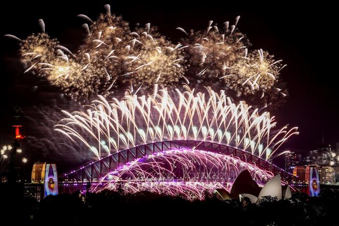 Trình diễn pháo hoa đón Năm Mới tại Cầu cảng Sydney, Australia, ngày 1/1/2024. Ảnh: AFP/TTXVN