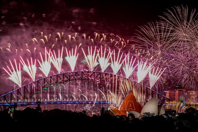 Trình diễn pháo hoa đón Năm Mới tại Cầu cảng Sydney, Australia, ngày 1/1/2024. Ảnh: AFP/TTXVN