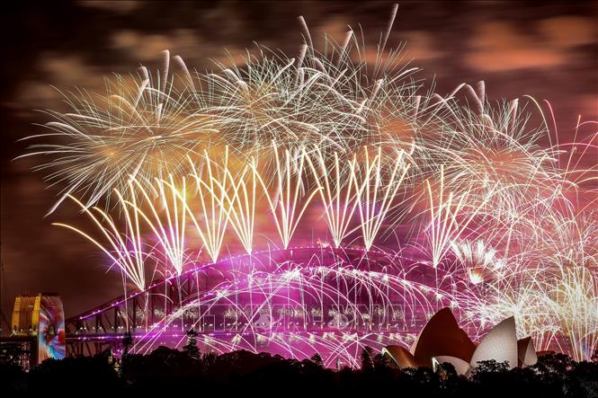 Trình diễn pháo hoa đón Năm Mới tại Cầu cảng Sydney, Australia, ngày 1/1/2024. Ảnh: AFP/TTXVN