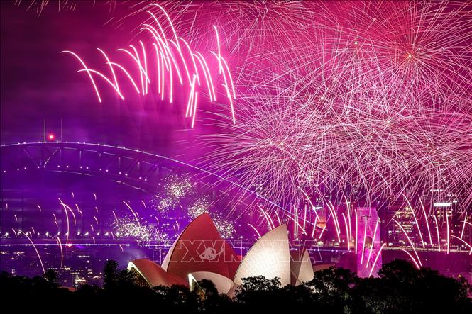 Trình diễn pháo hoa đón Năm Mới tại Cầu cảng Sydney, Australia, ngày 1/1/2024. Ảnh: AFP/TTXVN