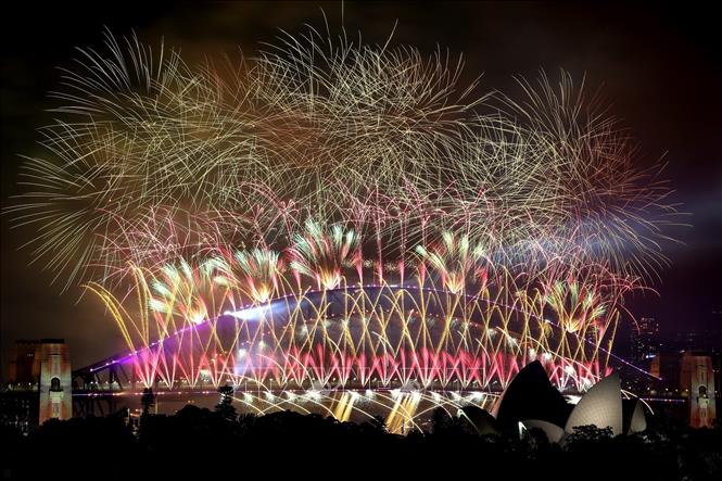 Trình diễn pháo hoa đón Năm Mới tại Cầu cảng Sydney, Australia, ngày 1/1/2024. Ảnh: AFP/TTXVN